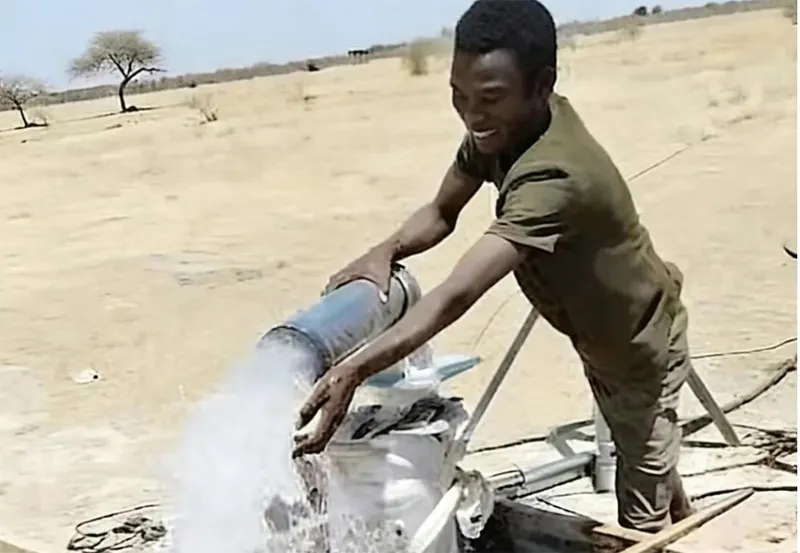 我们跨过大半个地球，给荒漠送去一汪活水